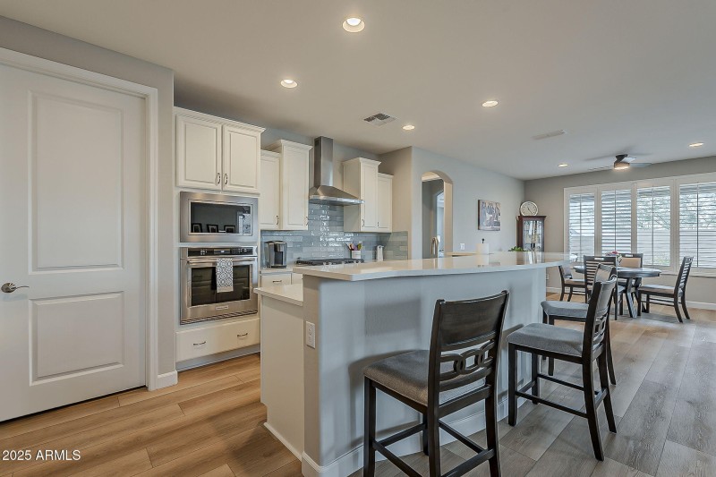 large-0199a4d1-3c54-7092-8e4b-f82338a8ba