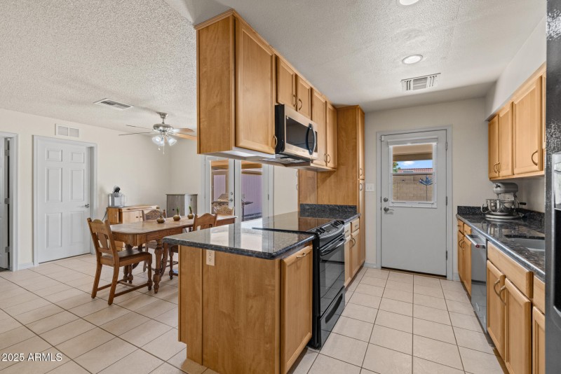 7)KITCHEN