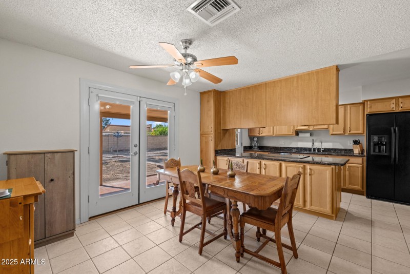 10)KITCHEN