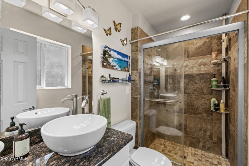15)PRIMARY BATH