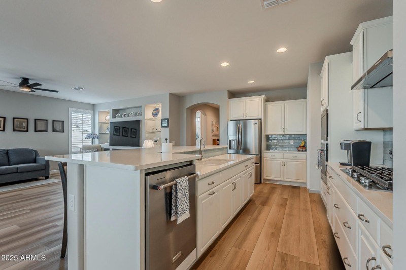 large-0199a4d1-3d6d-7215-9c80-e1821da3ce