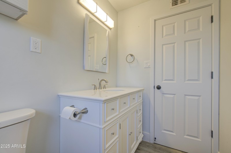 Bathroom 2-pic 3