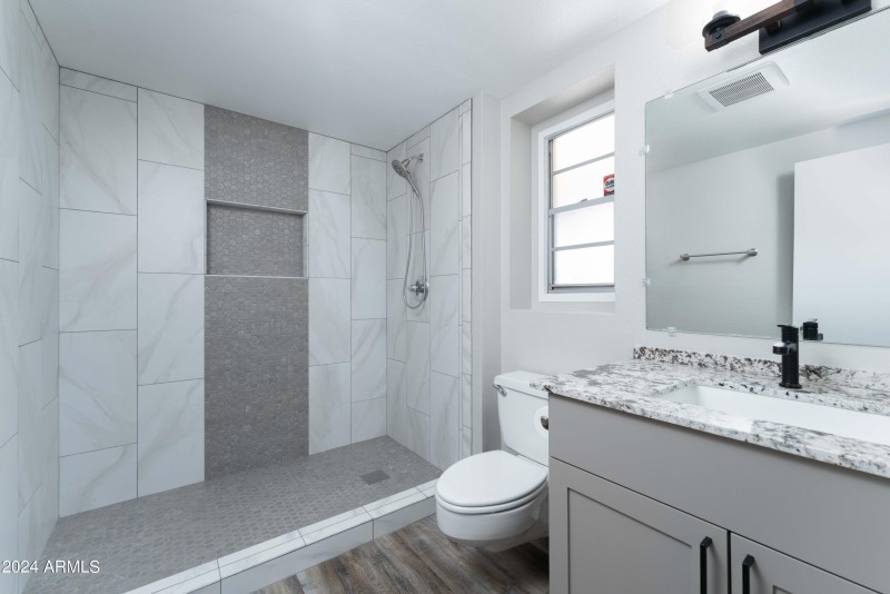 Luxurious Bathroom with Walk-In Shower