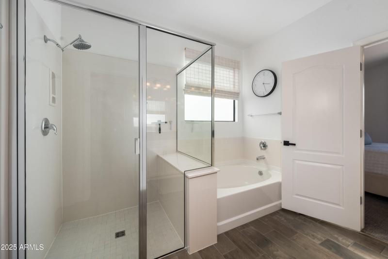 Master- tub/shower