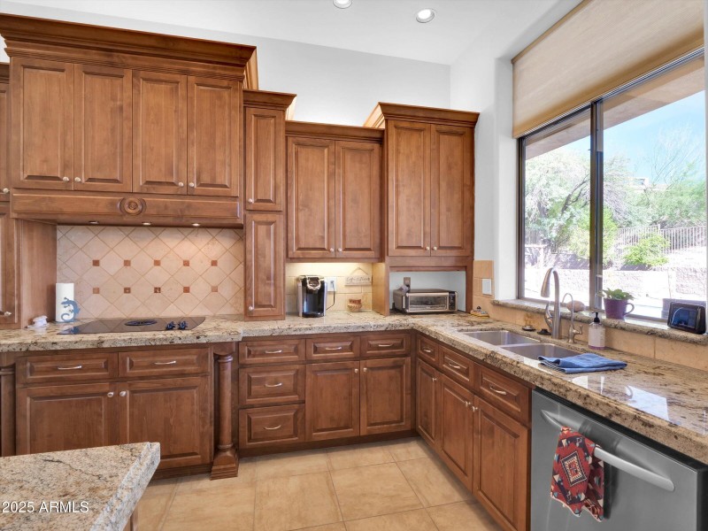 046-2732 E Friess Drive-46