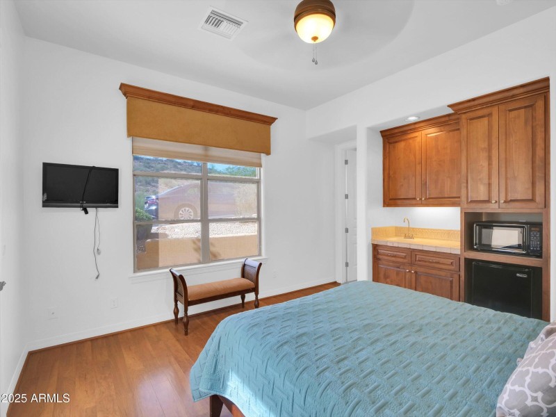 011-2732 E Friess Drive-11