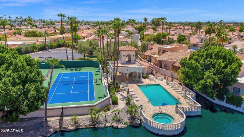 COMM LARGE POOL/SPA AREA -TENNIS COURTS