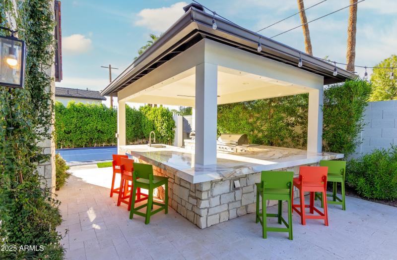 BUILT IN OUTDOOR KITCHEN
