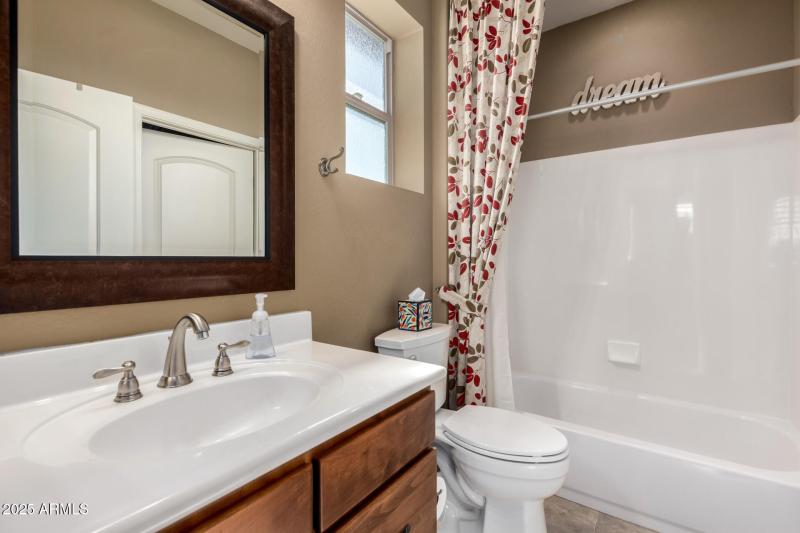 Guest Bath en-suite