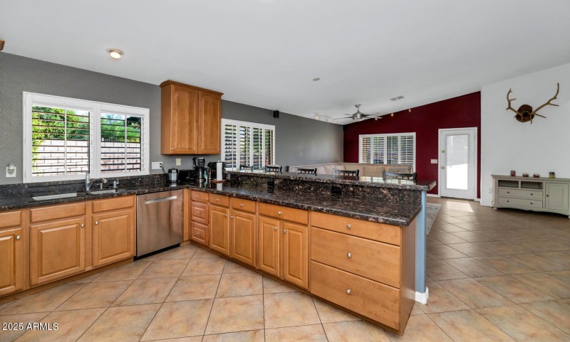 18023 N 111th Dr-large-011-025-18023 N 1