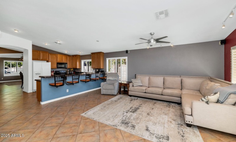 18023 N 111th Dr-large-012-032-18023 N 1