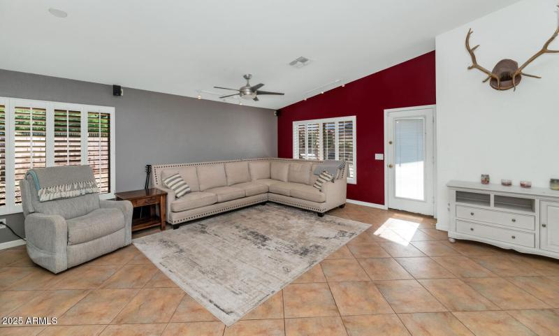 18023 N 111th Dr-large-013-027-18023 N 1