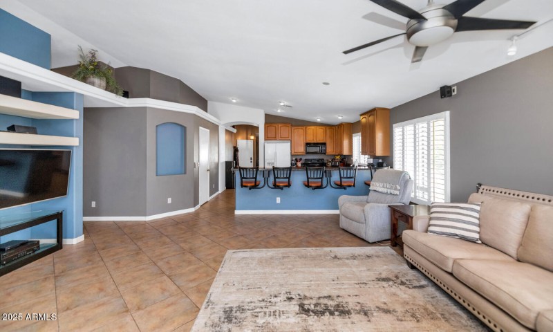 18023 N 111th Dr-large-015-021-18023 N 1