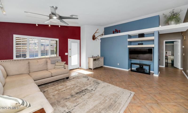 18023 N 111th Dr-large-016-019-18023 N 1