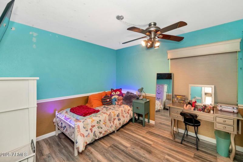 18023 N 111th Dr-large-023-031-18023 N 1