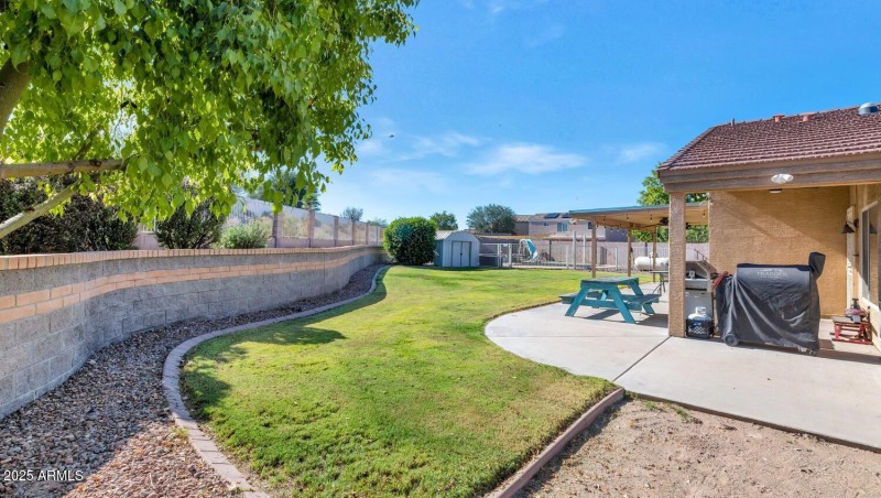 18023 N 111th Dr-large-031-015-18023 N 1