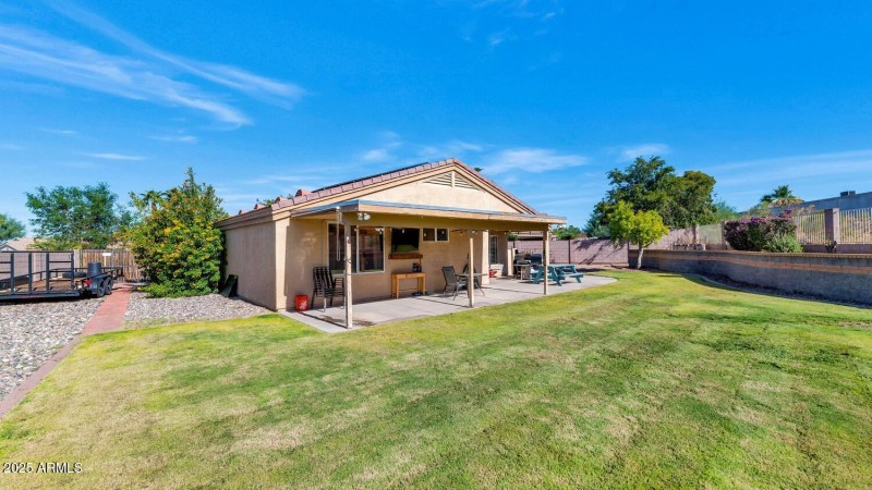 18023 N 111th Dr-large-032-024-18023 N 1