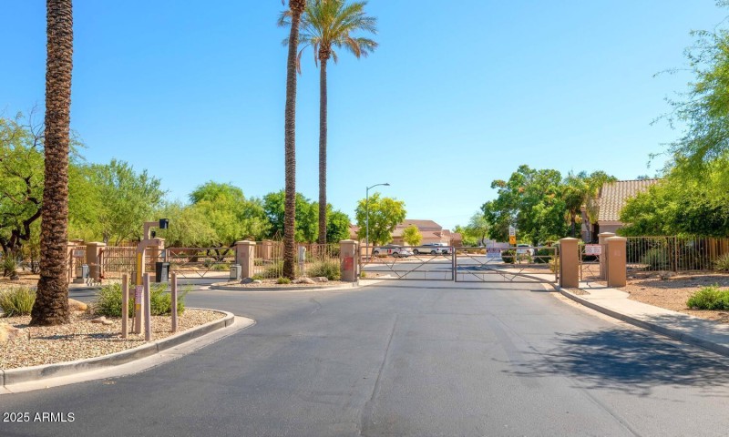 18023 N 111th Dr-large-035-009-18023 N 1