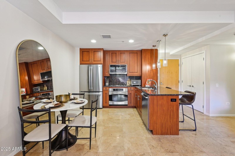 Eat-in kitchen with breakfast bar
