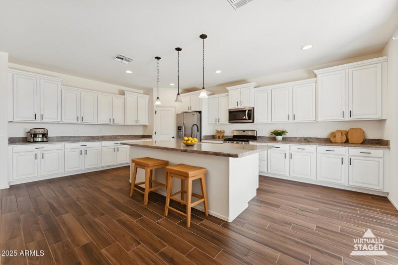 Kitchen (staged)