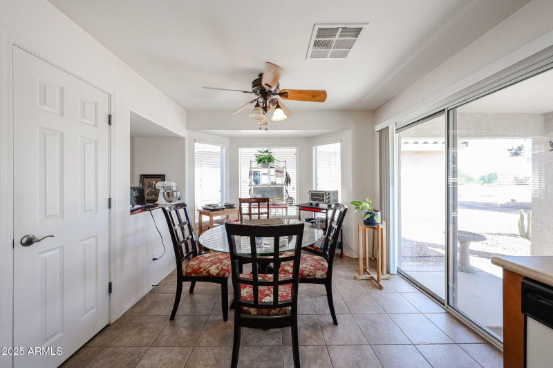 9-23327 W Twilight Tr_dining area