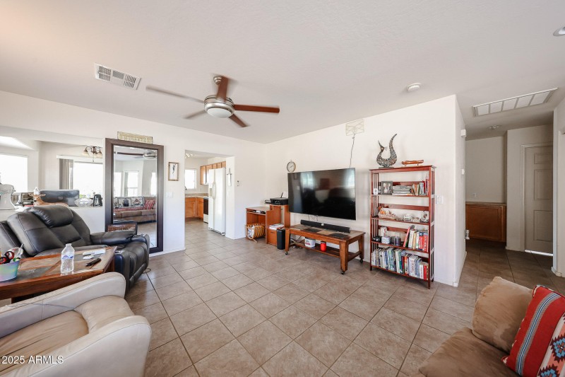 13-23327 W Twilight Tr_Living area