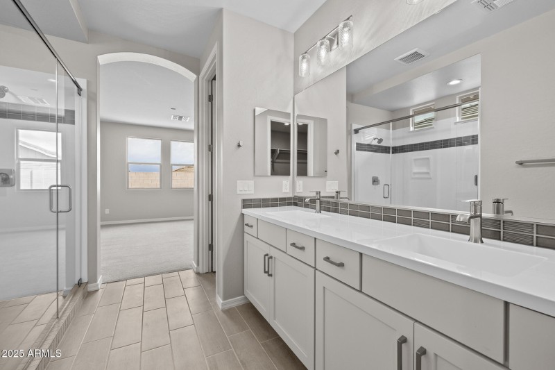 21)PRIMARY BATH