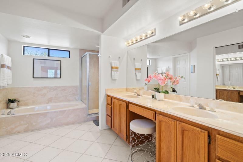 Dual Sinks, Separate Shower/Tub