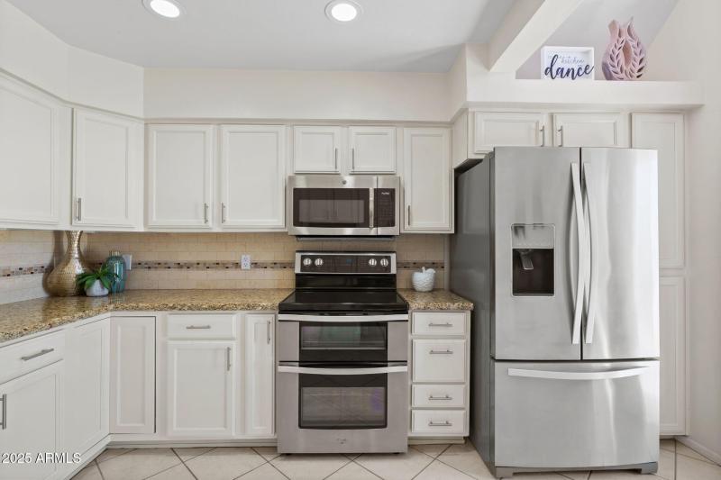 Kitchen w Stainless Appliances
