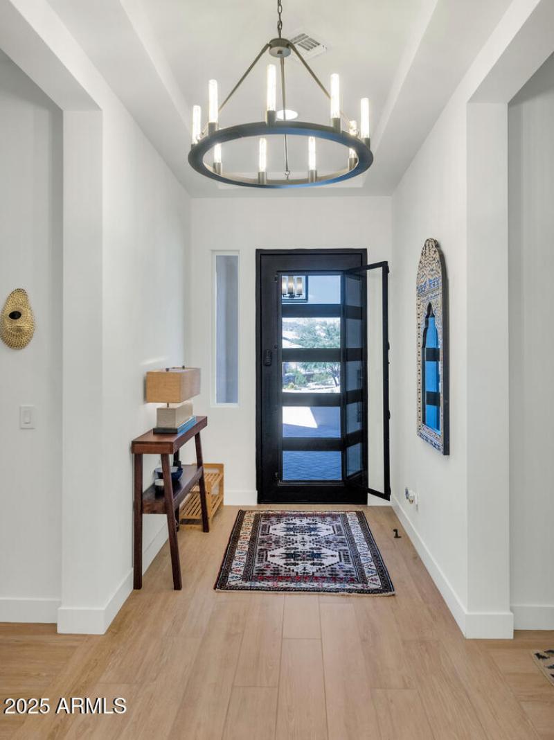 2041 E Fallen Leaf Ln-large-010-023-2041