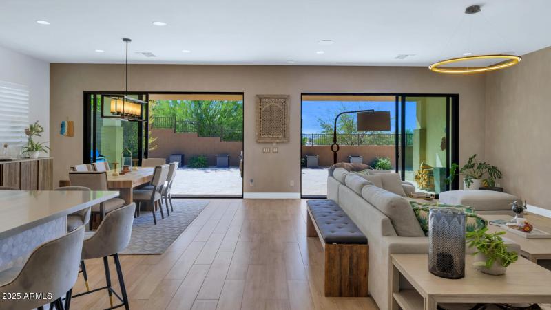 2041 E Fallen Leaf Ln