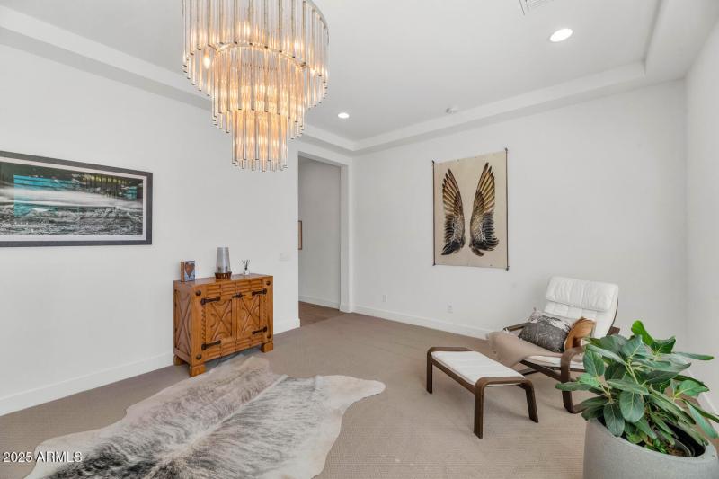 2041 E Fallen Leaf Ln-large-024-033-2041