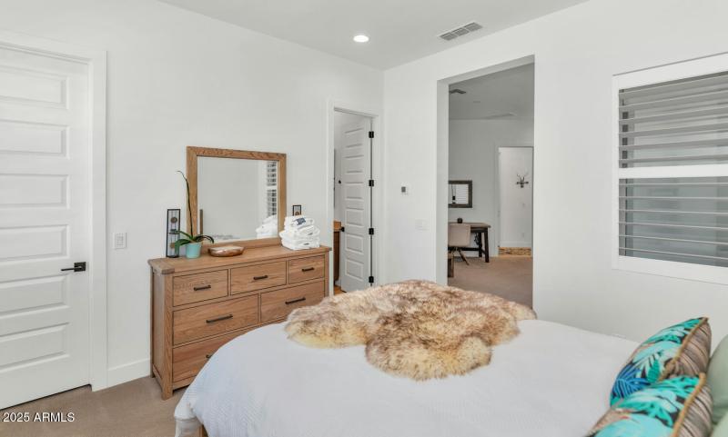 2041 E Fallen Leaf Ln-large-033-027-2041