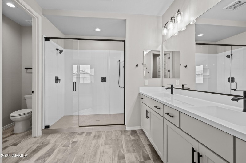 17)PRIMARY BATH