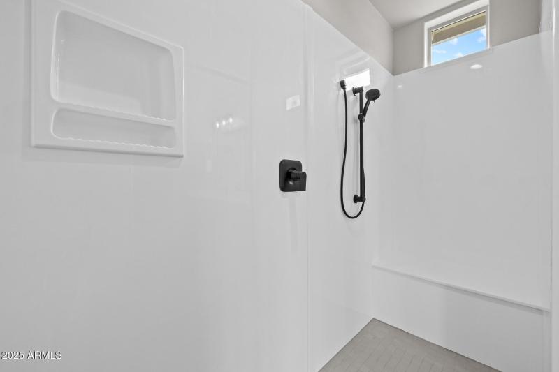 18)PRIMARY BATH
