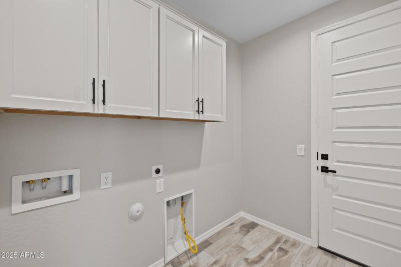 24)LAUNDRY ROOM