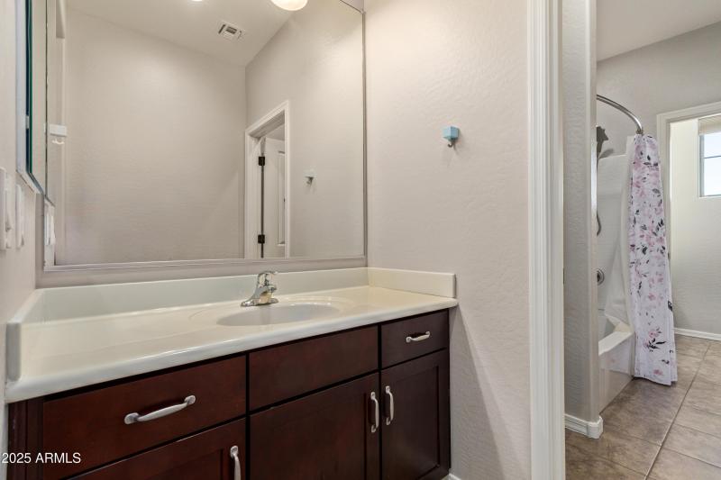 Domingo Jack-n-Jill bath 3