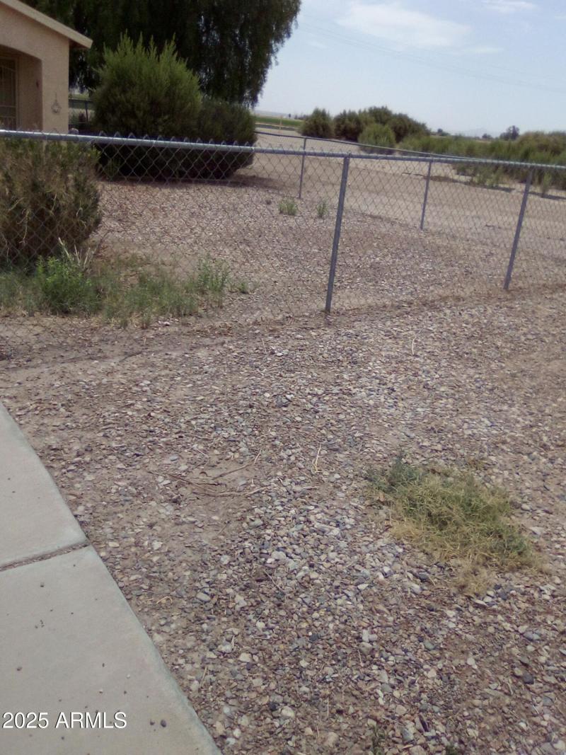 I9802 vacant lot next doorMG_20250701_11
