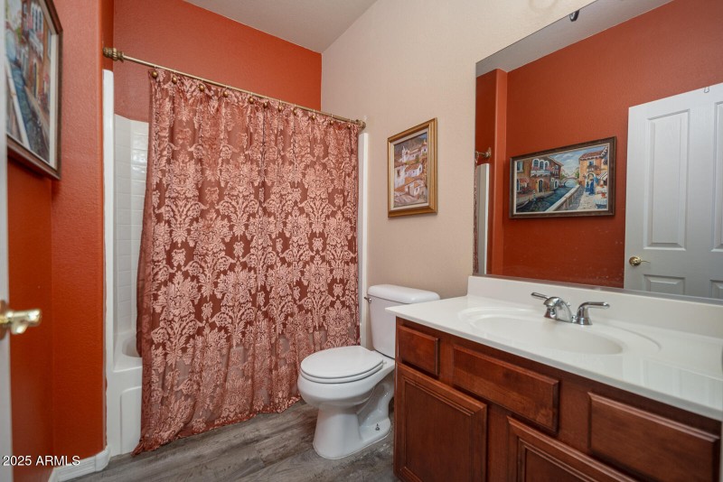 29_Downstairs-Bath_02