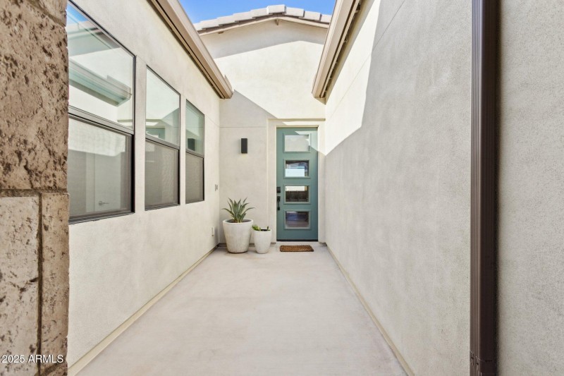 Private front entry courtyard