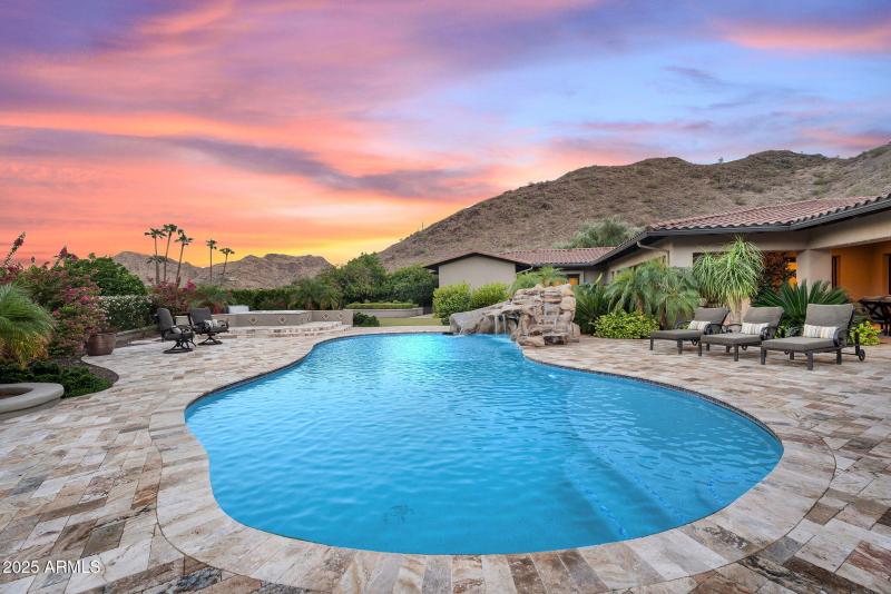 7818 N Sherri Ln