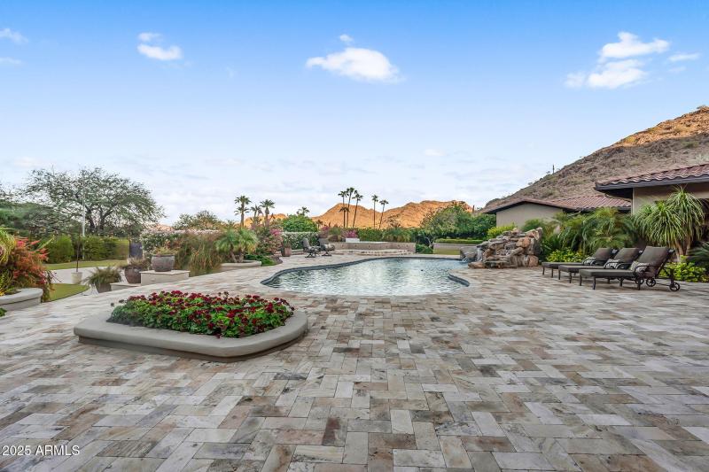 7818 N Sherri Ln