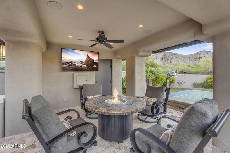7818 N Sherri Ln