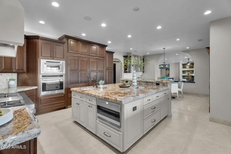 7818 N Sherri Ln