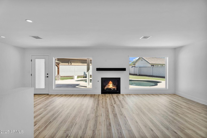 10-web-or-mls-3102 E Mariposa St -12