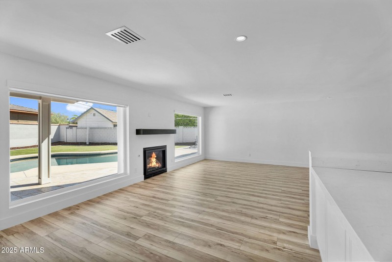 14-web-or-mls-3102 E Mariposa St -16