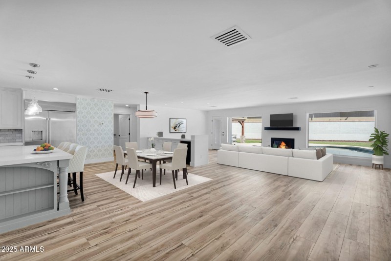 15-web-or-mls-14-print-3102 E Mariposa S