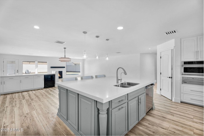 22-web-or-mls-3102 E Mariposa St -25