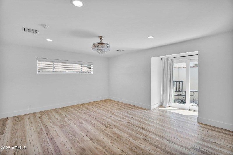 27-web-or-mls-3102 E Mariposa St -17