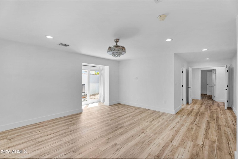 30-web-or-mls-3102 E Mariposa St -19